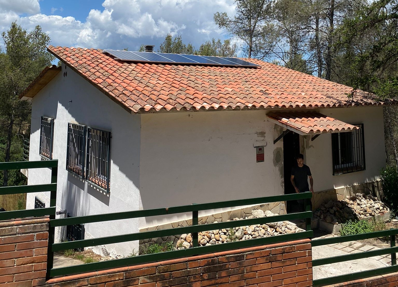 Netzunabhängiges Haus mit Pelletkessel und Photovoltaikmodulen Netzunabhängiges Haus mit Pelletkessel und Photovoltaikmodulen