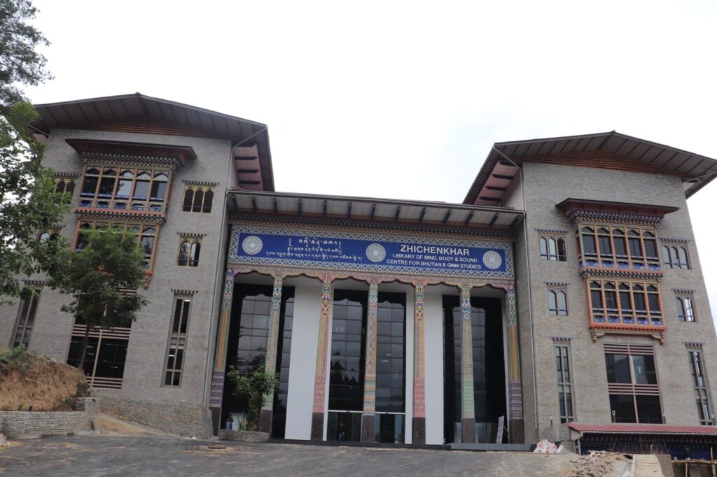 Centro de estudios de Bhutan - Sistema hibrido, paneles fotovoltaicos y aerotermia