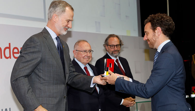 Su Majestad el Rey entregando el accésit de internacionalización a Jorge Rodríguez-Quintana, CEO de Ecoforest.