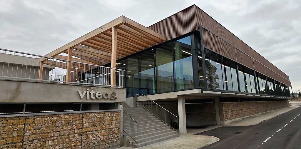 Efficiency for Sports Complexes with Ecoforest Heat Pumps Máxima eficiencia para complejos deportivos con bomba de calor Ecoforest