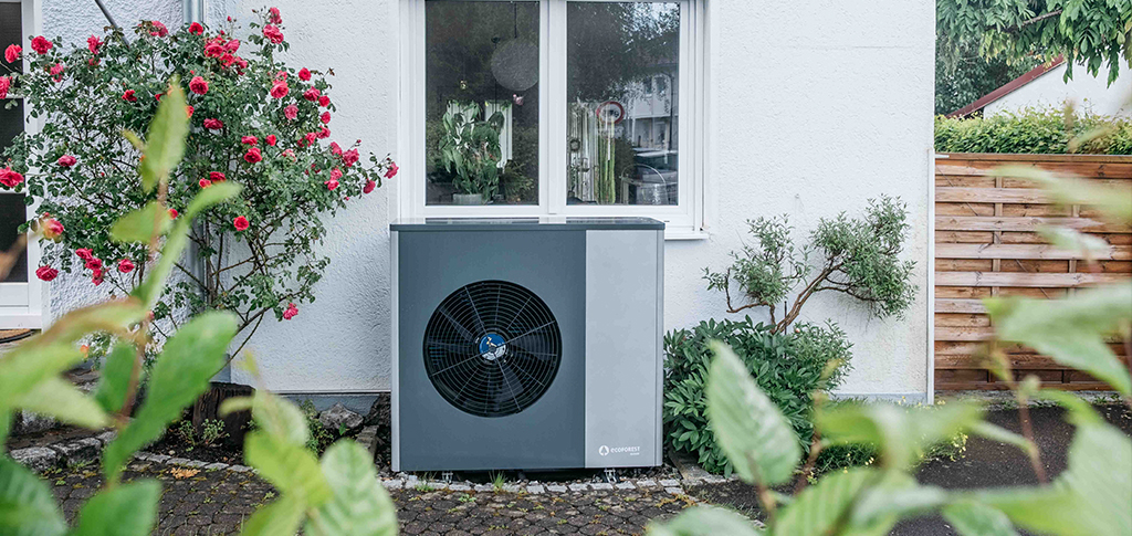 Bomba de calor aerotérmica de Ecoforest instalada en una casa.