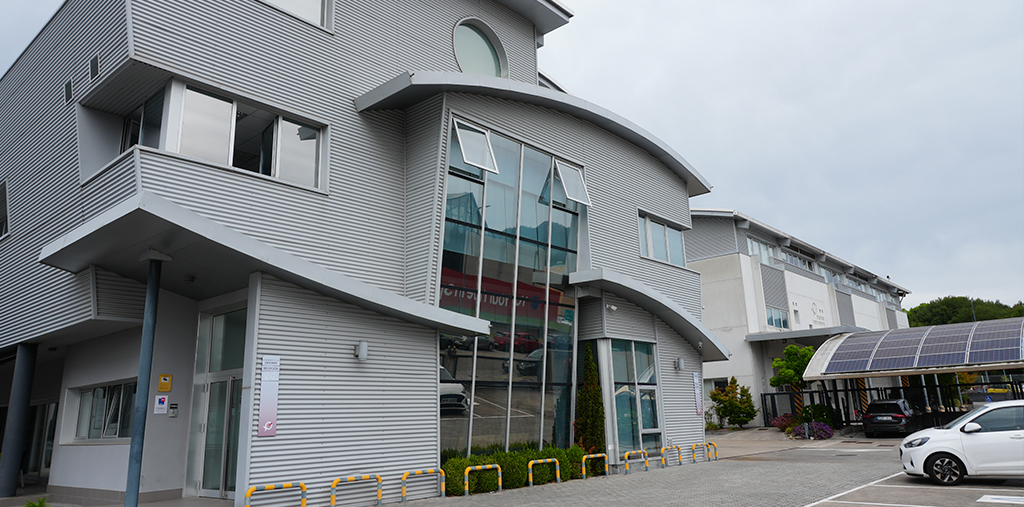 Commercial ground-source energy at Marine Instruments’ headquarters: 140 kW using ecoGEO+ heat pumps Marine Instruments headquarters with a commercial Ecoforest heat pump installation in Spain.