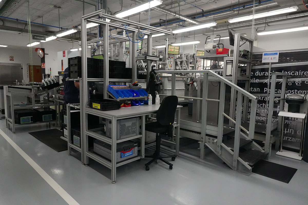 Commercial ground-source energy at Marine Instruments’ headquarters: 140 kW using ecoGEO+ heat pumps Commercial ground-source energy at Marine Instruments’ headquarters: 140 kW using ecoGEO+ heat pumps